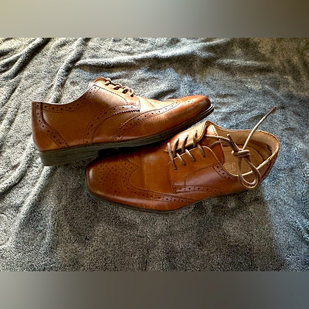 Kids size 5 dress shoes worn once